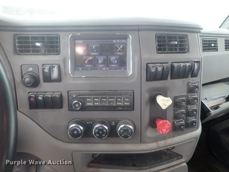 image for item DI7266 2013 Peterbilt 579  semi truck