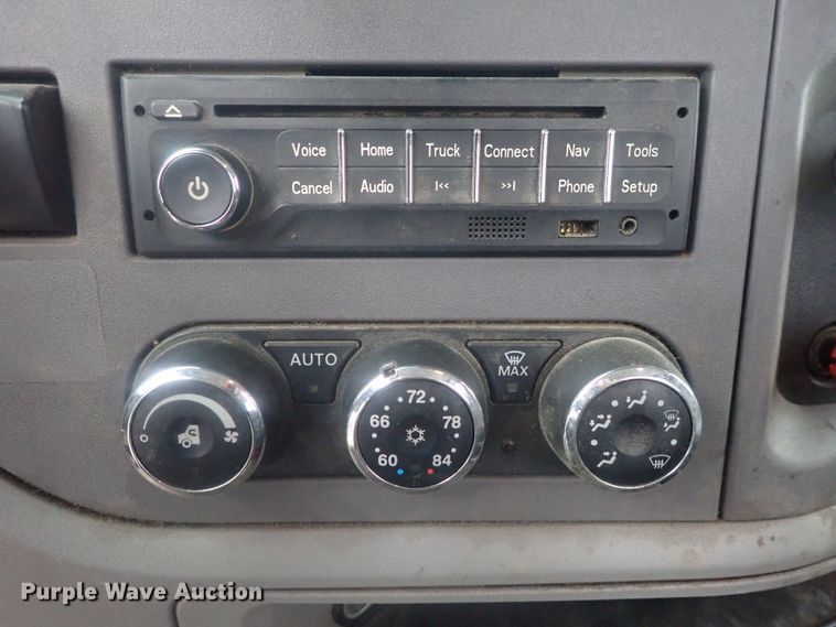 image for item DI7266 2013 Peterbilt 579  semi truck