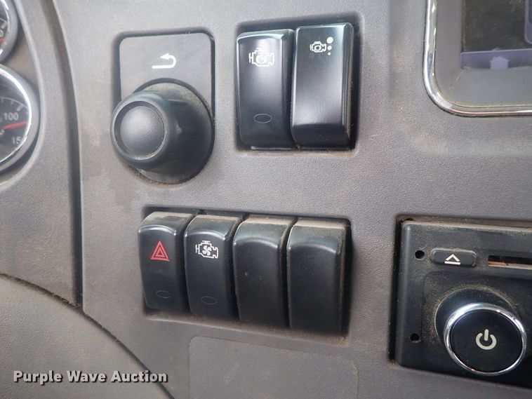 image for item DI7266 2013 Peterbilt 579  semi truck