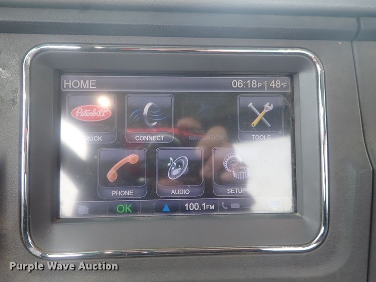 image for item DI7266 2013 Peterbilt 579  semi truck