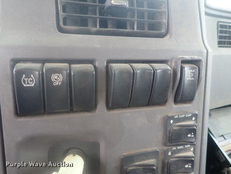 image for item DI7266 2013 Peterbilt 579  semi truck