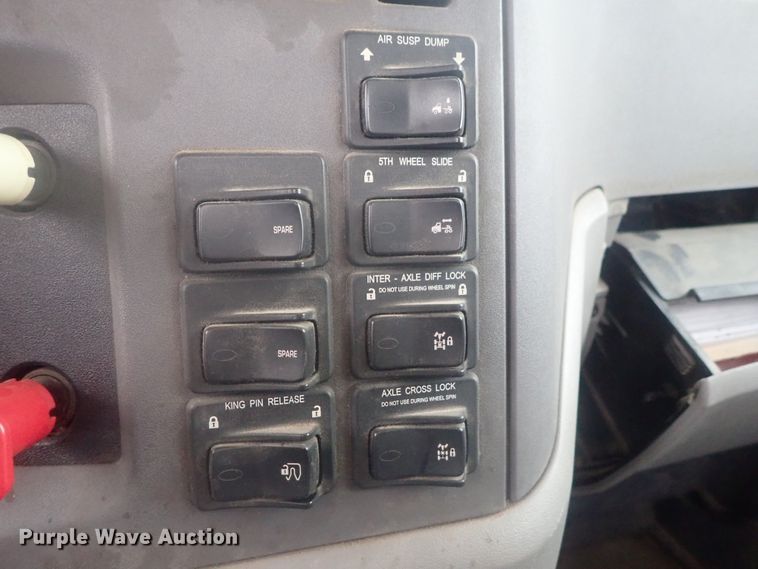 image for item DI7266 2013 Peterbilt 579  semi truck