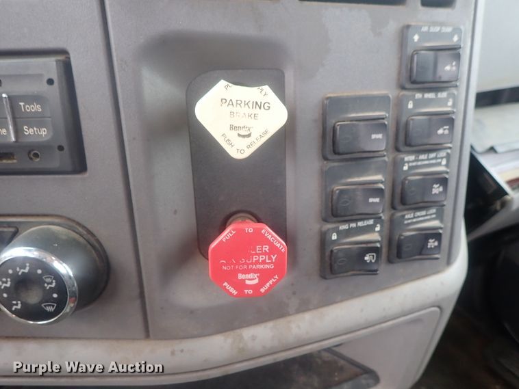 image for item DI7266 2013 Peterbilt 579  semi truck