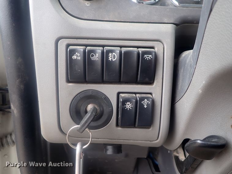 image for item DI7266 2013 Peterbilt 579  semi truck