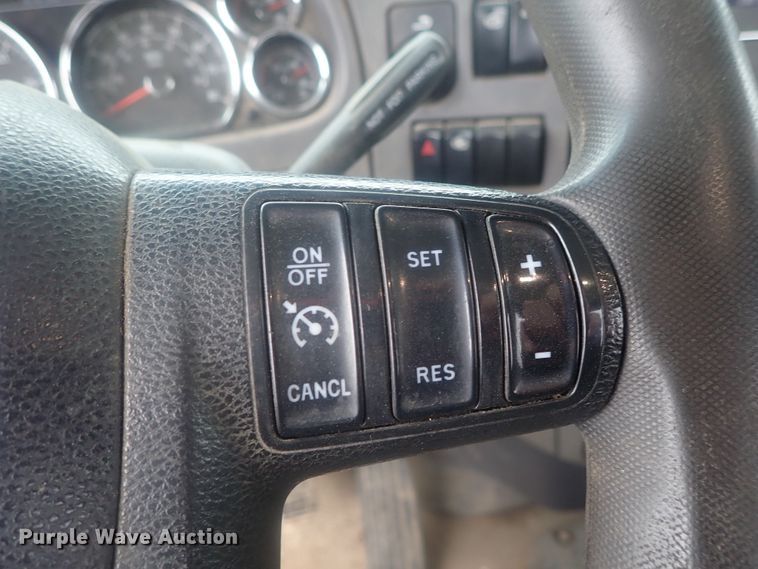 image for item DI7266 2013 Peterbilt 579  semi truck