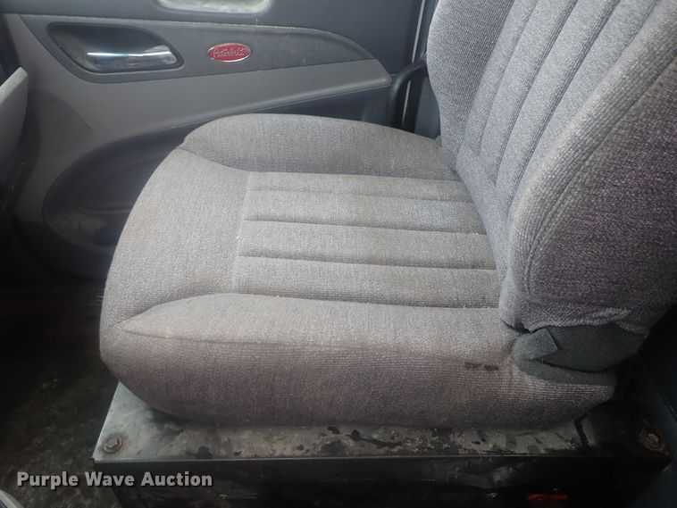 image for item DI7266 2013 Peterbilt 579  semi truck