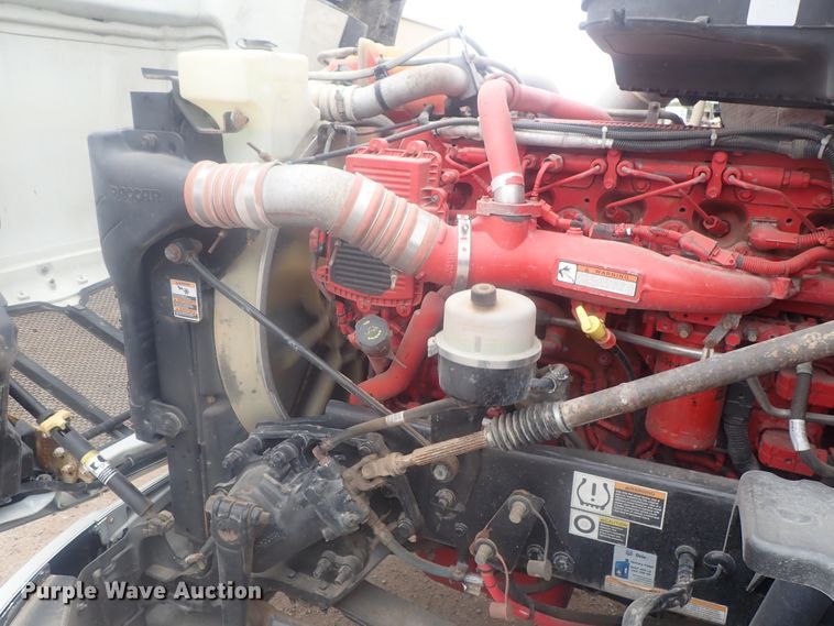 image for item DI7266 2013 Peterbilt 579  semi truck