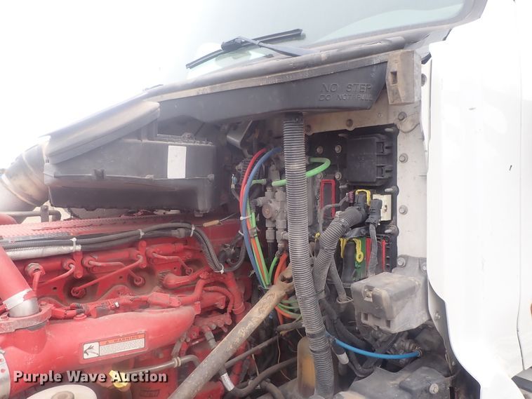 image for item DI7266 2013 Peterbilt 579  semi truck