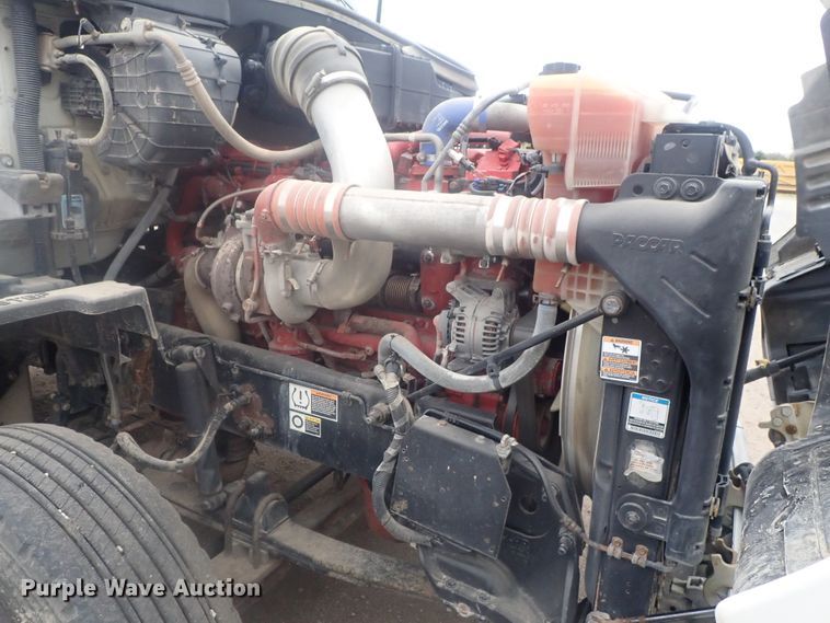 image for item DI7266 2013 Peterbilt 579  semi truck