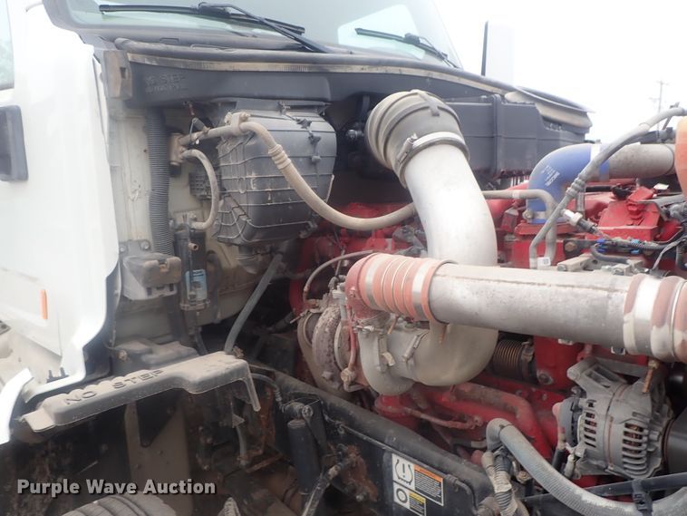 image for item DI7266 2013 Peterbilt 579  semi truck