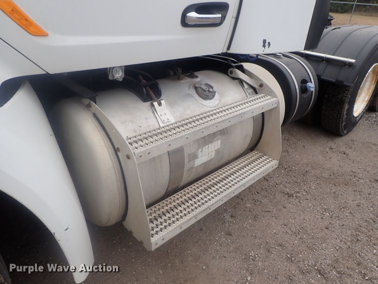 image for item DI7266 2013 Peterbilt 579  semi truck