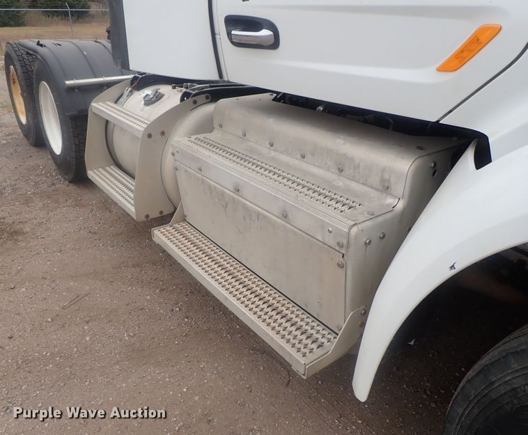 image for item DI7266 2013 Peterbilt 579  semi truck