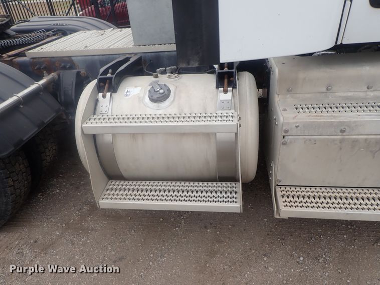 image for item DI7266 2013 Peterbilt 579  semi truck