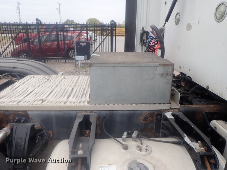 image for item DI7266 2013 Peterbilt 579  semi truck