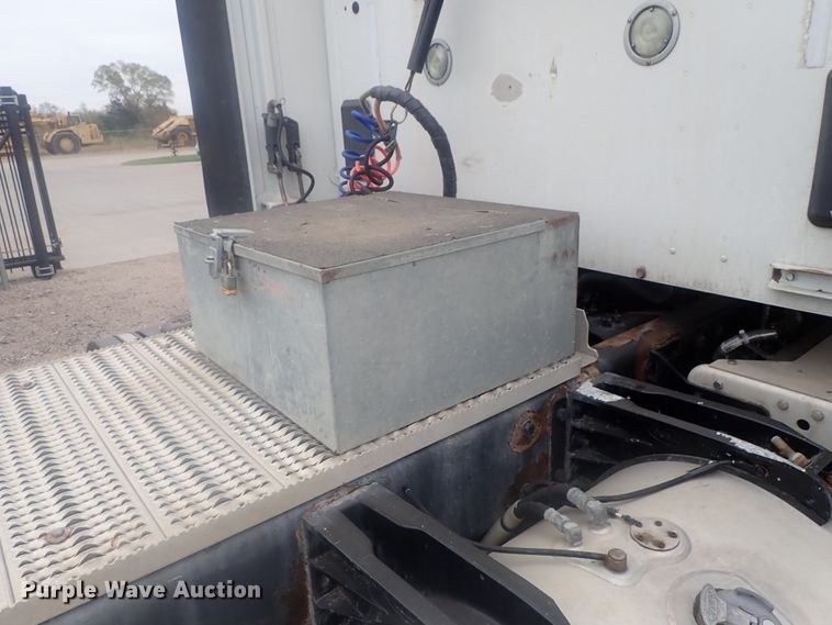 image for item DI7266 2013 Peterbilt 579  semi truck