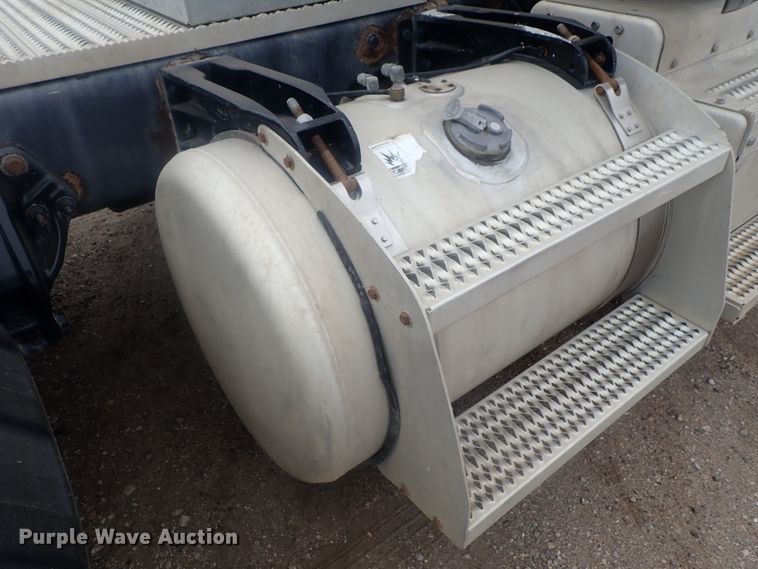 image for item DI7266 2013 Peterbilt 579  semi truck