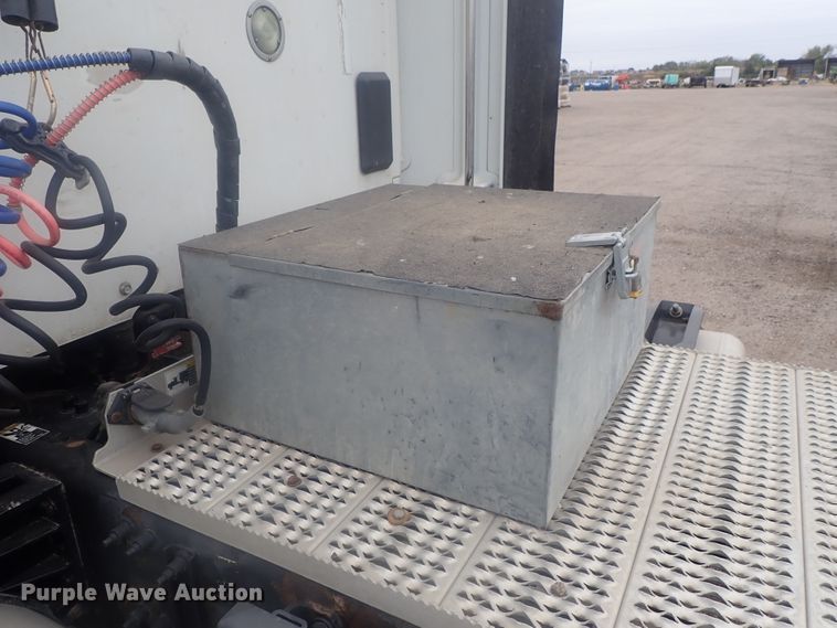 image for item DI7266 2013 Peterbilt 579  semi truck