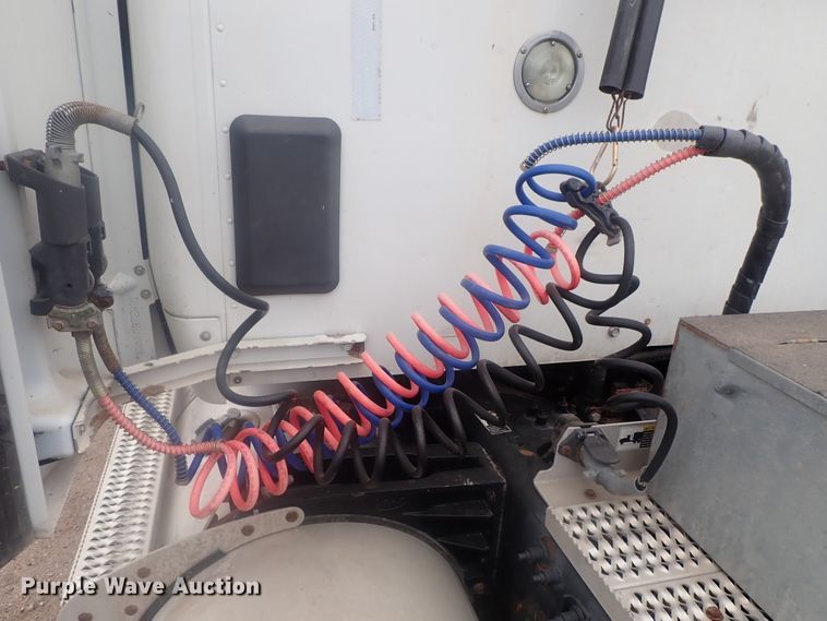 image for item DI7266 2013 Peterbilt 579  semi truck