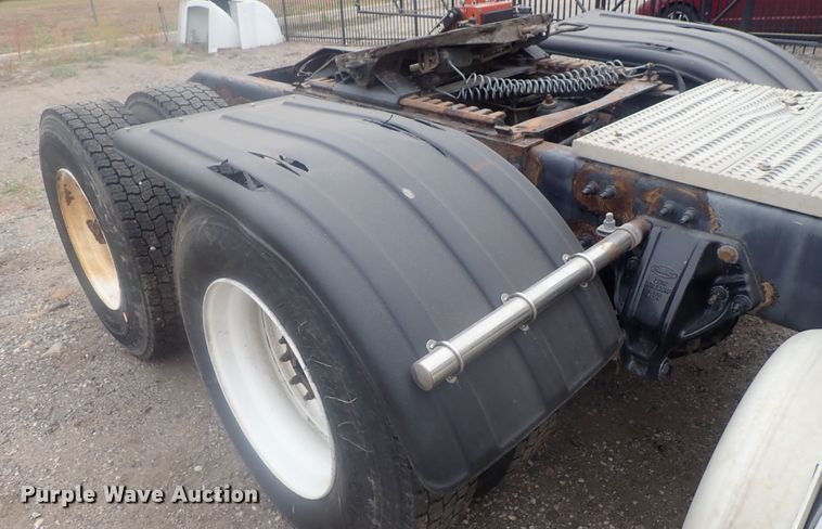 image for item DI7266 2013 Peterbilt 579  semi truck