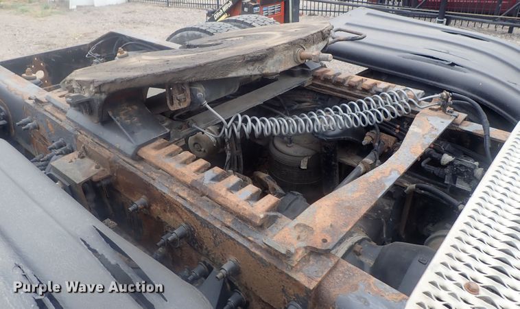 image for item DI7266 2013 Peterbilt 579  semi truck