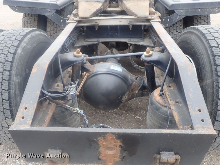 image for item DI7266 2013 Peterbilt 579  semi truck