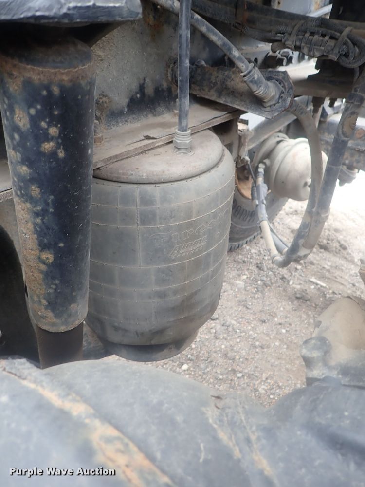 image for item DI7266 2013 Peterbilt 579  semi truck