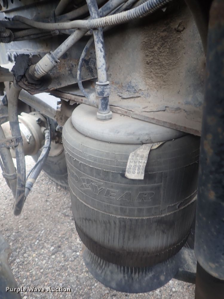 image for item DI7266 2013 Peterbilt 579  semi truck