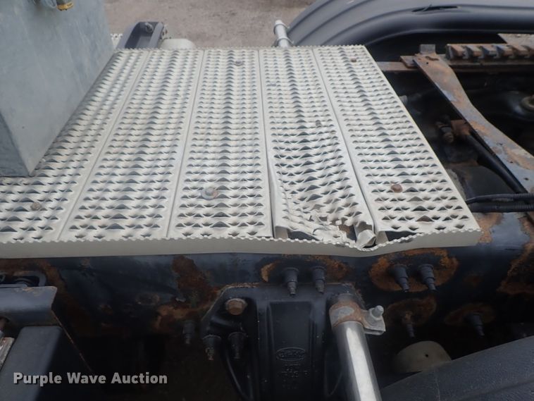 image for item DI7266 2013 Peterbilt 579  semi truck