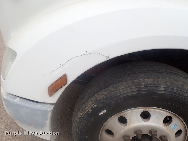 image for item DI7266 2013 Peterbilt 579  semi truck