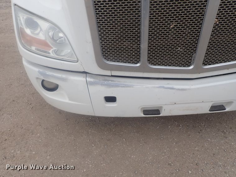 image for item DI7266 2013 Peterbilt 579  semi truck