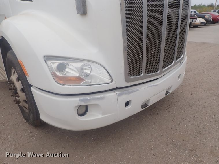 image for item DI7266 2013 Peterbilt 579  semi truck
