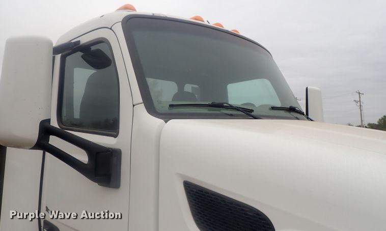 image for item DI7266 2013 Peterbilt 579  semi truck