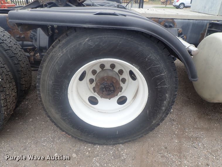 image for item DI7266 2013 Peterbilt 579  semi truck