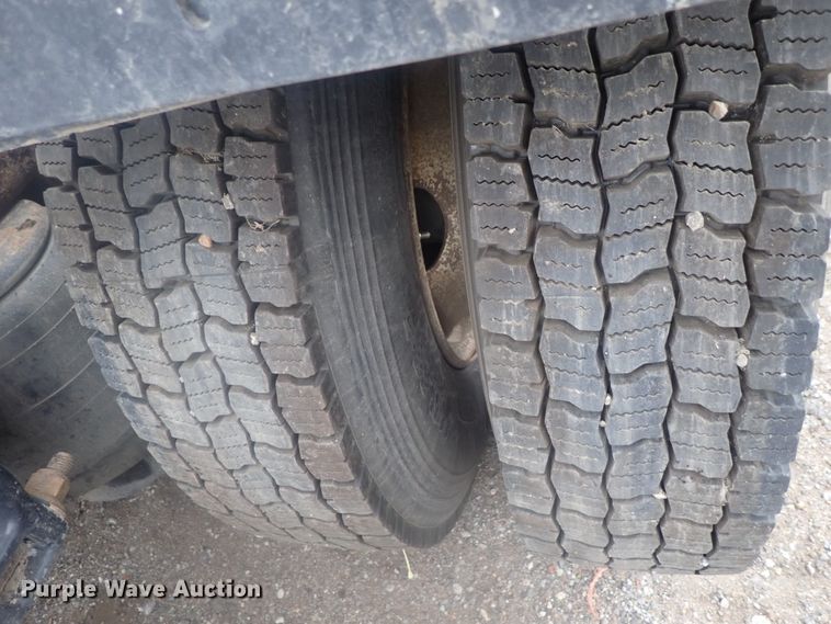 image for item DI7266 2013 Peterbilt 579  semi truck