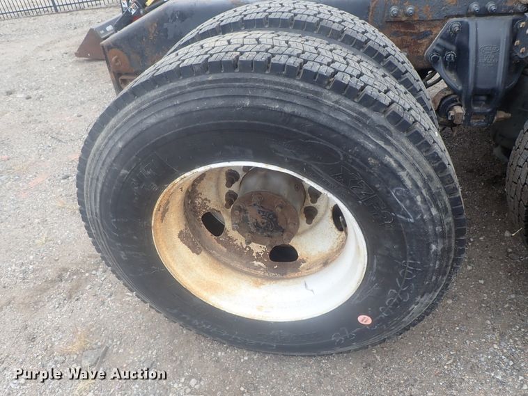 image for item DI7266 2013 Peterbilt 579  semi truck