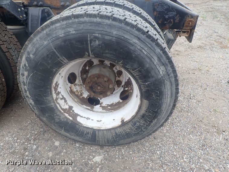 image for item DI7266 2013 Peterbilt 579  semi truck