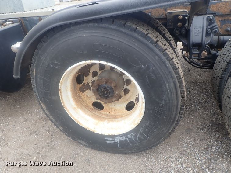 image for item DI7266 2013 Peterbilt 579  semi truck