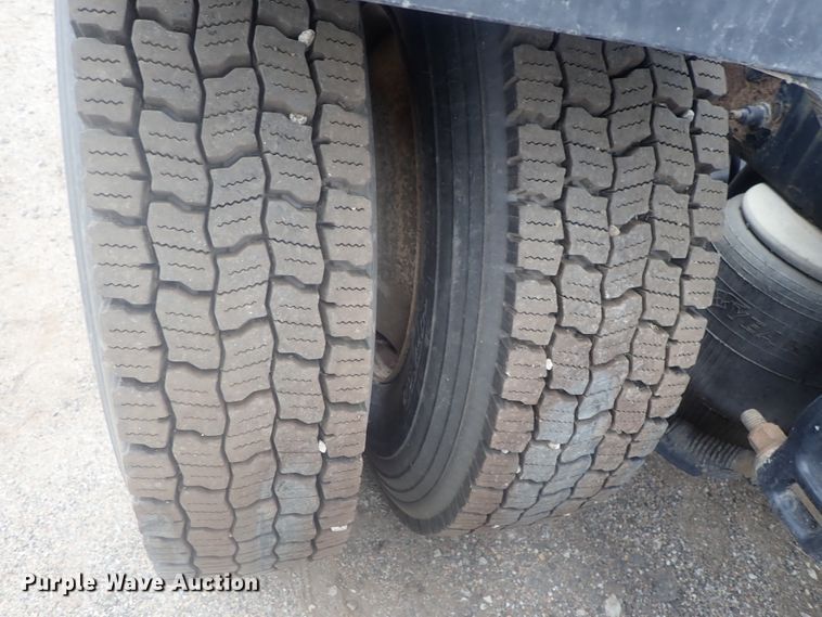 image for item DI7266 2013 Peterbilt 579  semi truck