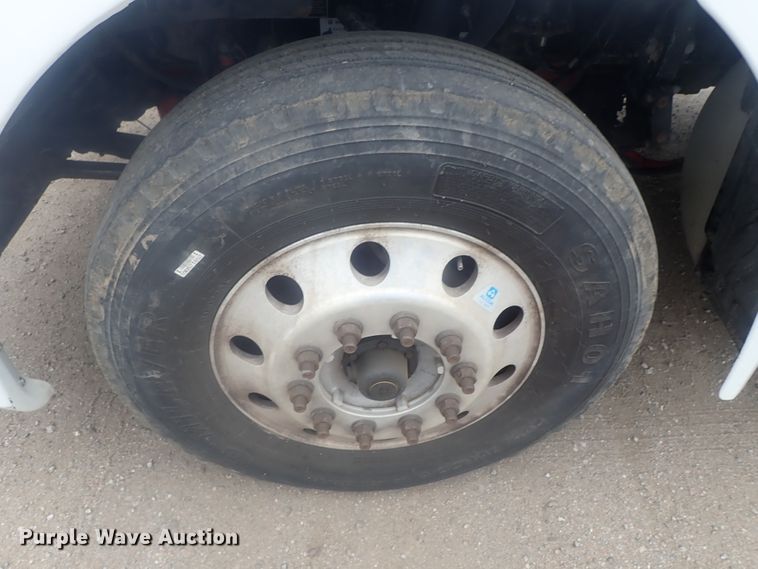 image for item DI7266 2013 Peterbilt 579  semi truck