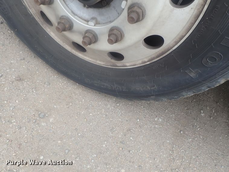 image for item DI7266 2013 Peterbilt 579  semi truck