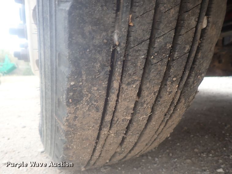 image for item DI7266 2013 Peterbilt 579  semi truck