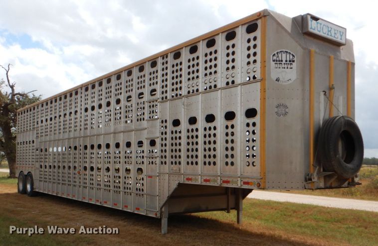 image for item DJ0752 2003 Merritt Gold Line livestock trailer