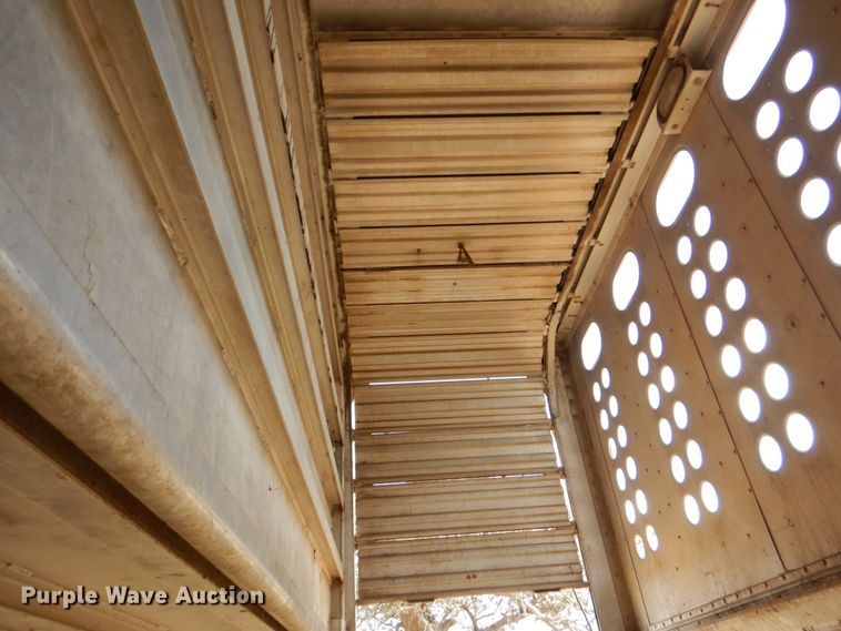 image for item DJ0752 2003 Merritt Gold Line livestock trailer