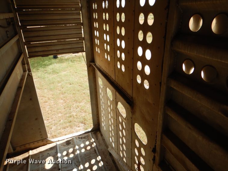 image for item DJ0752 2003 Merritt Gold Line livestock trailer