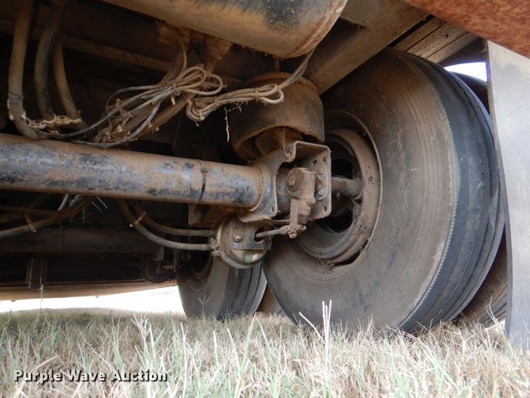 image for item DJ0752 2003 Merritt Gold Line livestock trailer