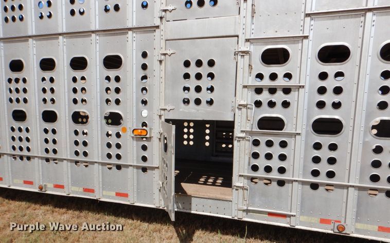 image for item DJ0752 2003 Merritt Gold Line livestock trailer
