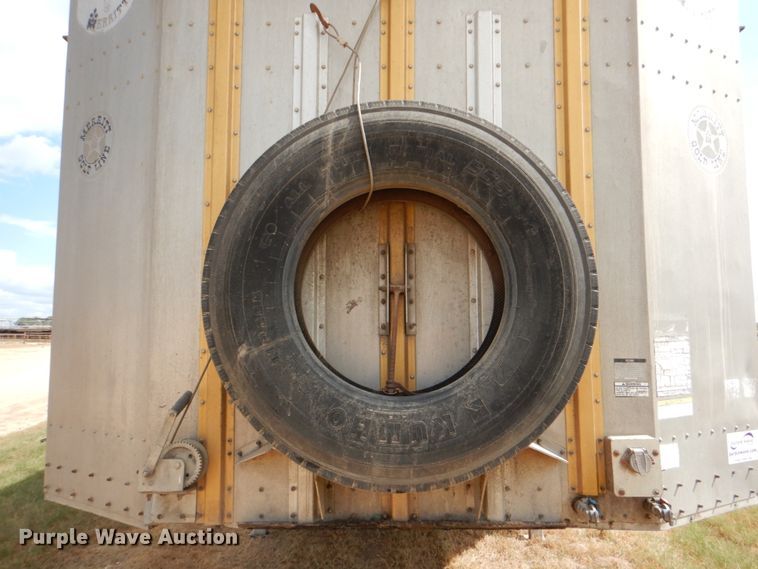 image for item DJ0752 2003 Merritt Gold Line livestock trailer