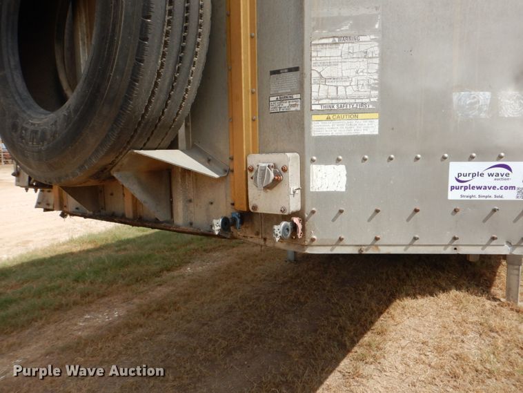 image for item DJ0752 2003 Merritt Gold Line livestock trailer
