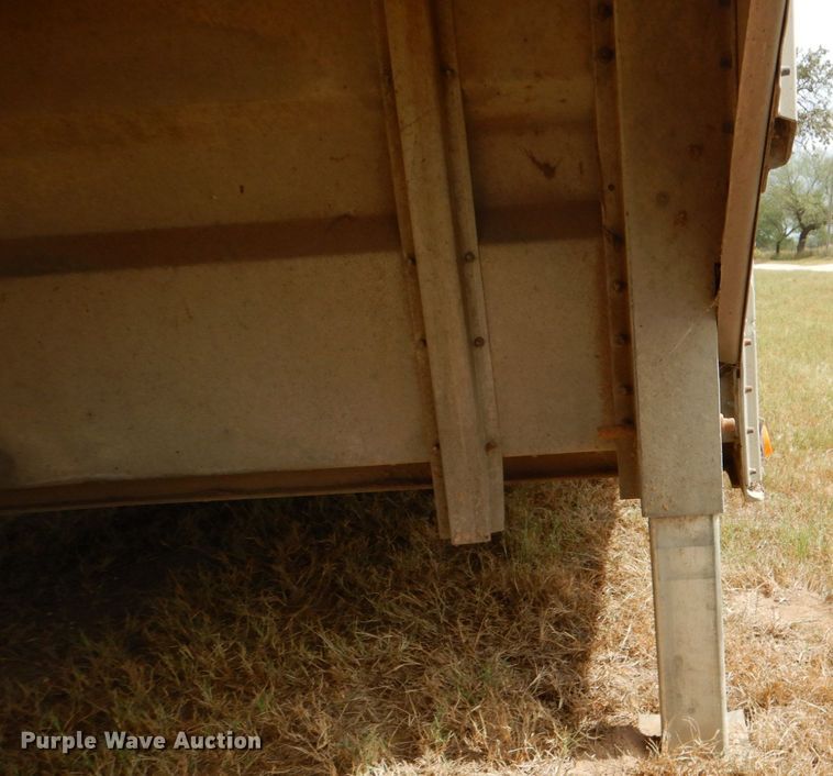 image for item DJ0752 2003 Merritt Gold Line livestock trailer