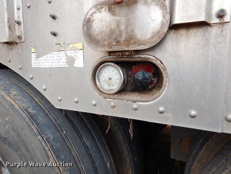 image for item DJ0752 2003 Merritt Gold Line livestock trailer